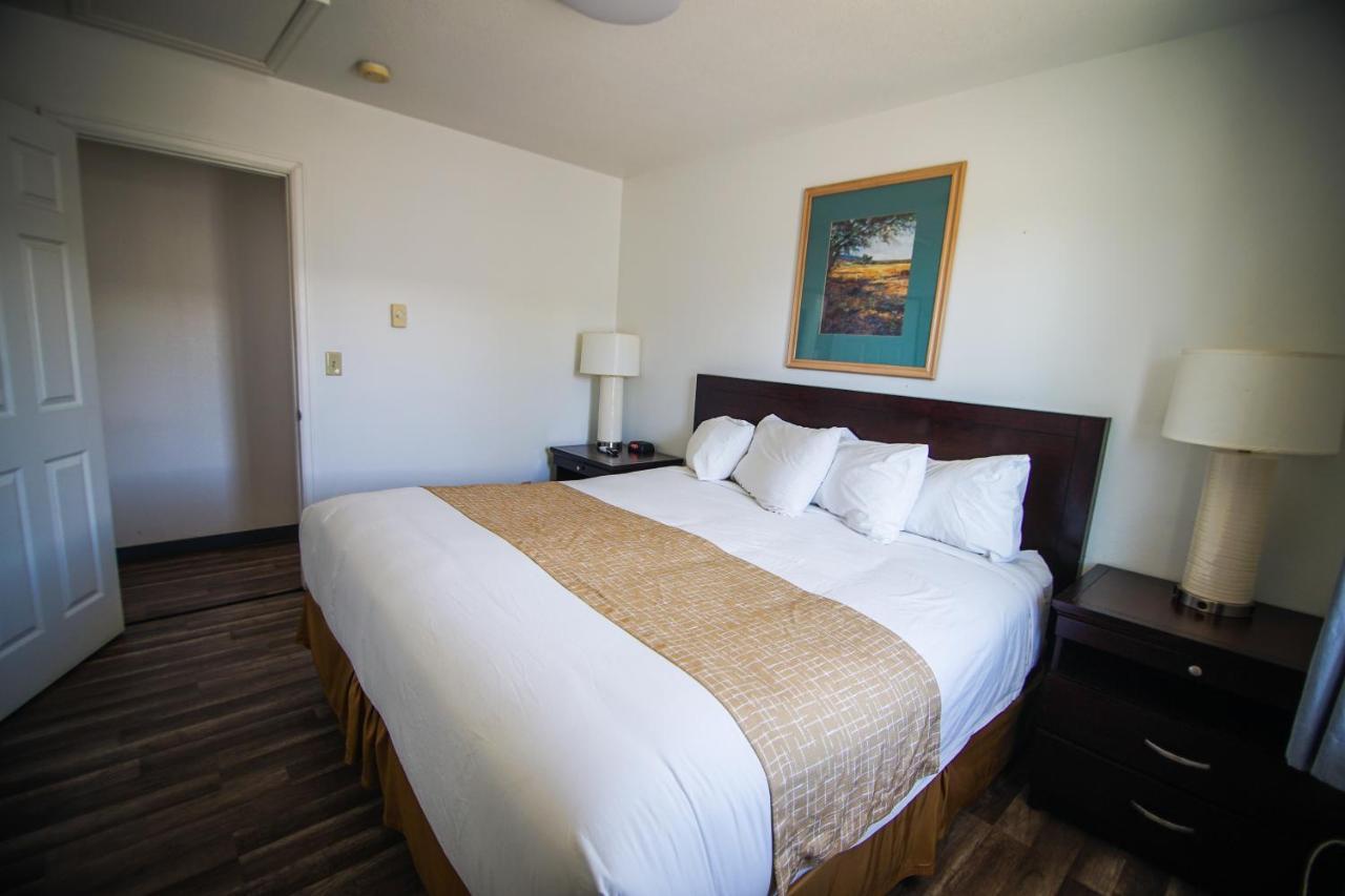 Travelodge By Wyndham Colorado Springs Airport - Peterson Sfb Exterior photo