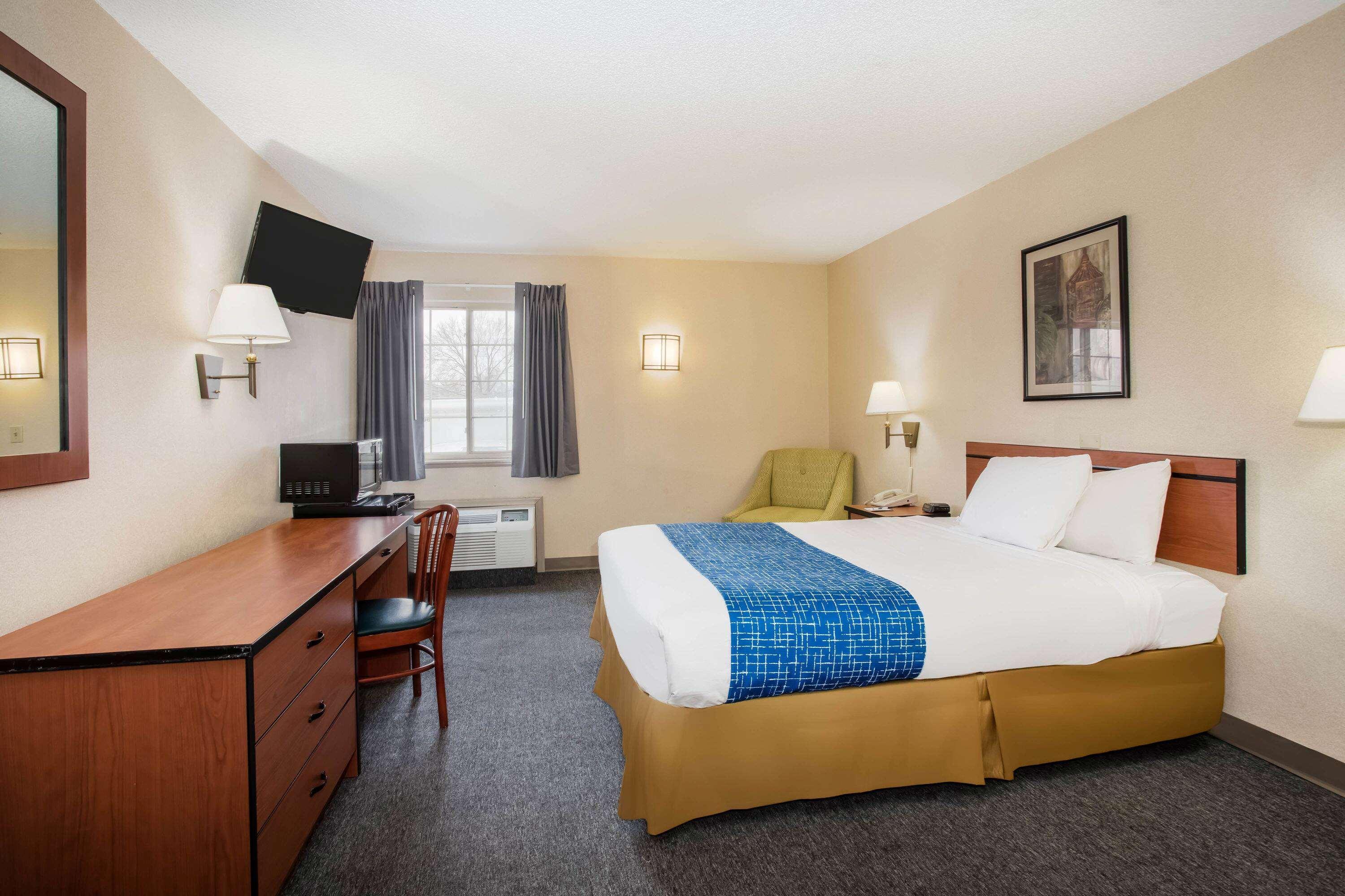 Travelodge By Wyndham Colorado Springs Airport - Peterson Sfb Exterior photo