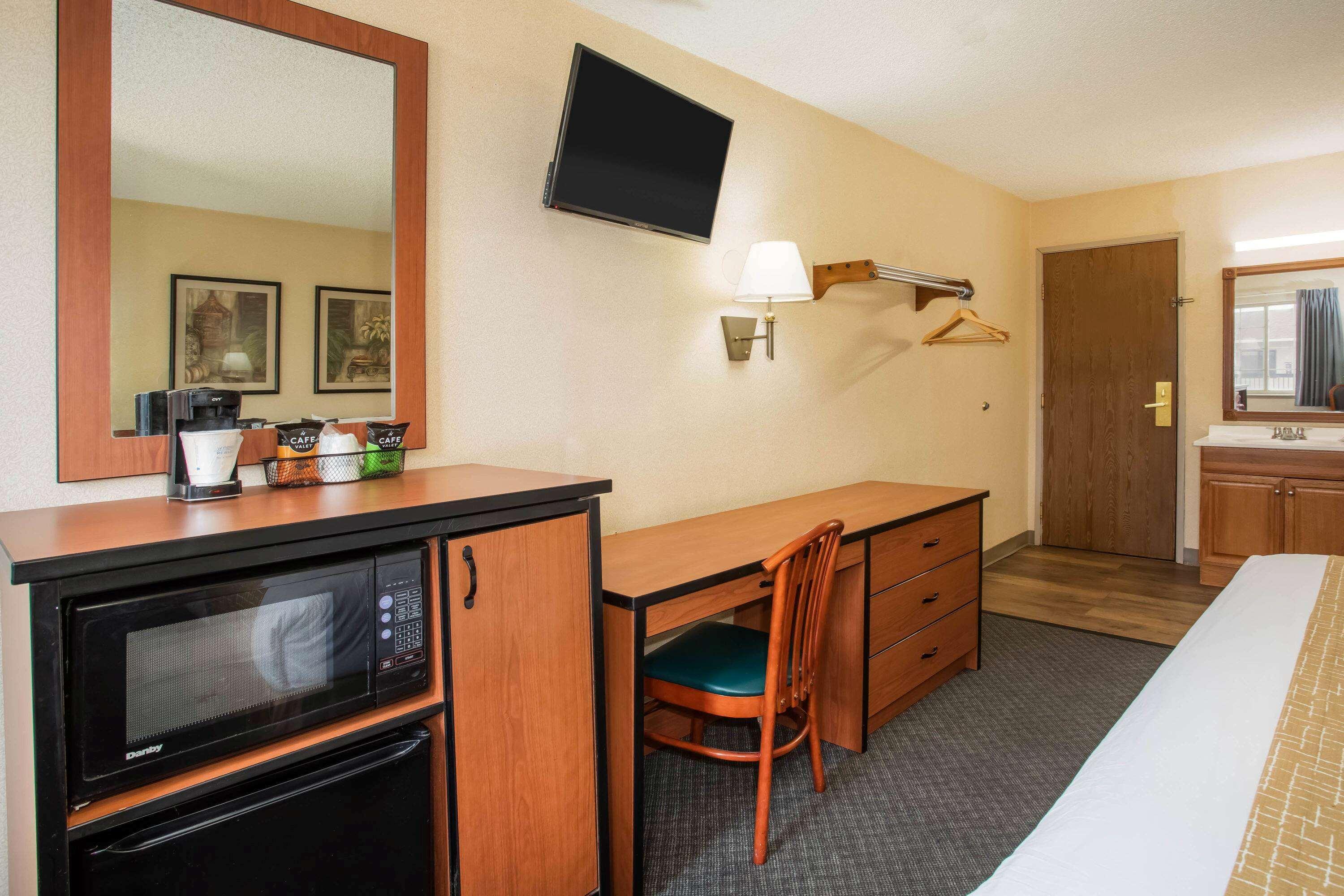 Travelodge By Wyndham Colorado Springs Airport - Peterson Sfb Exterior photo
