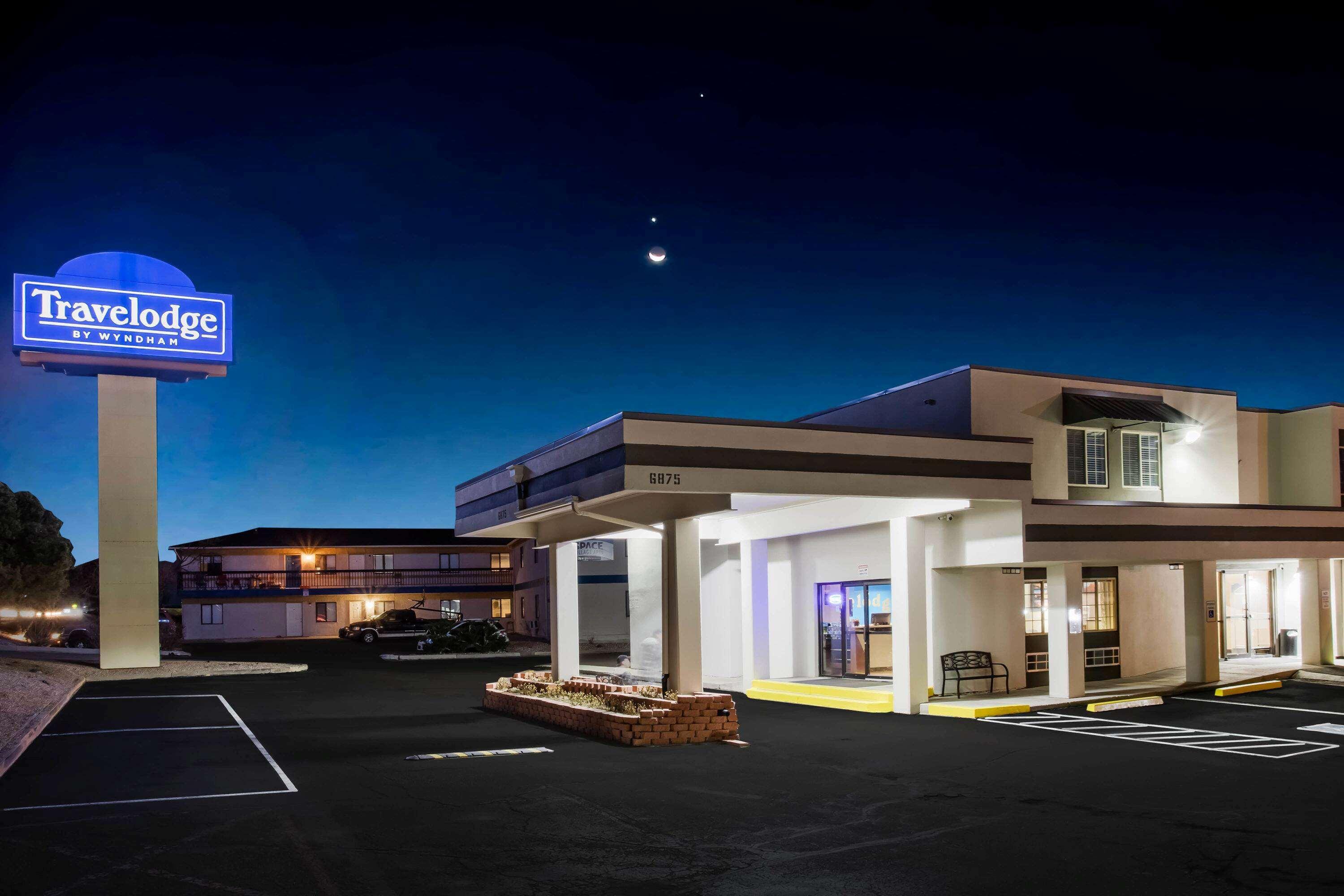 Travelodge By Wyndham Colorado Springs Airport - Peterson Sfb Exterior photo