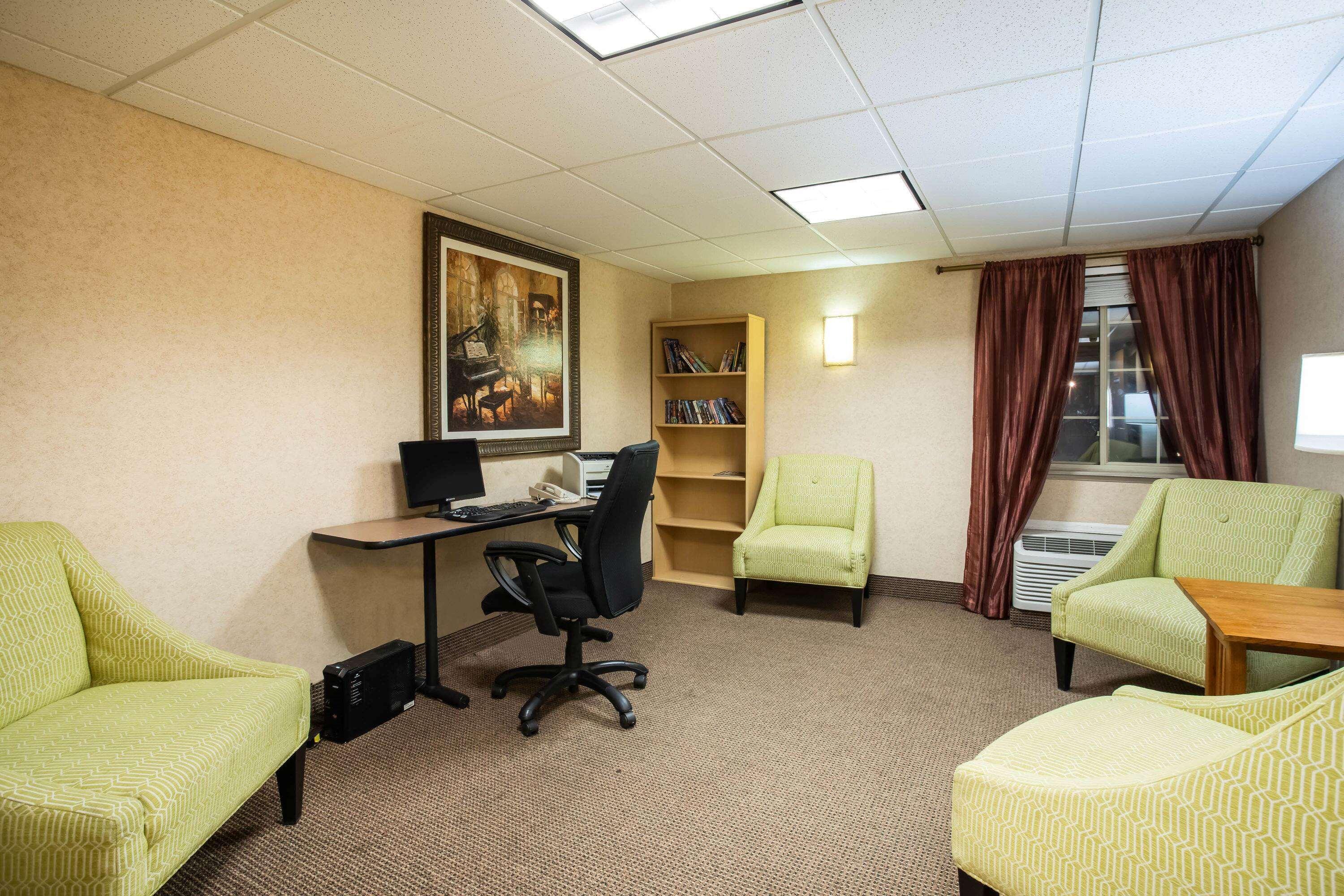 Travelodge By Wyndham Colorado Springs Airport - Peterson Sfb Exterior photo