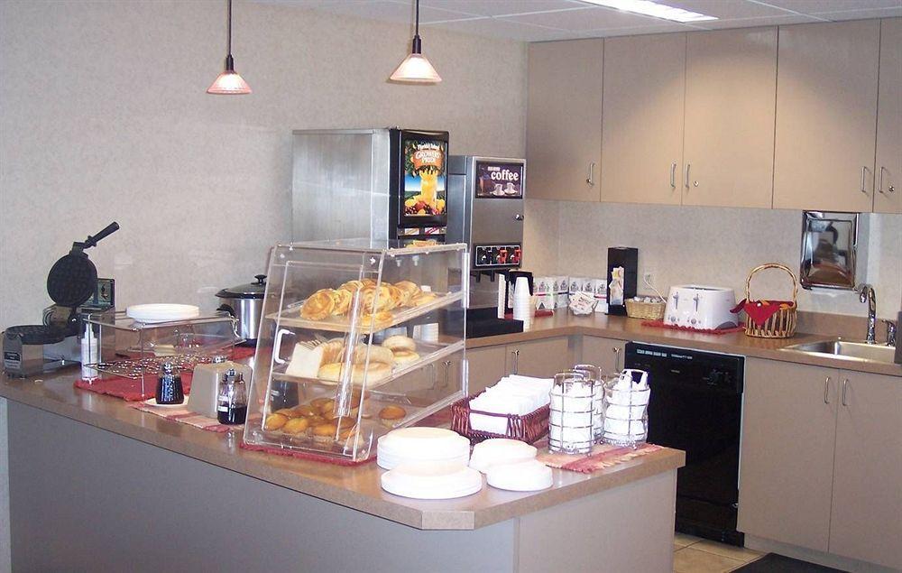 Travelodge By Wyndham Colorado Springs Airport - Peterson Sfb Restaurant photo